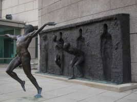 Freedom-befreiung-zenos-frudakis-sculpture-687x515